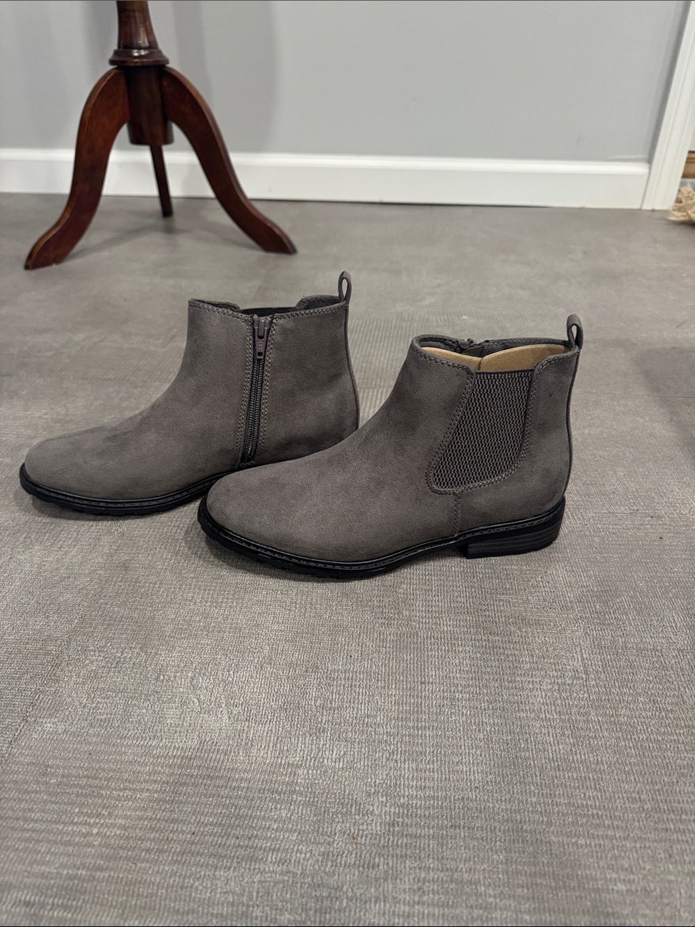 Sonomas Gray Suede Chelsea Boots - Sleek Side-Zip Design Size 6.5 - Picture 2 of 7